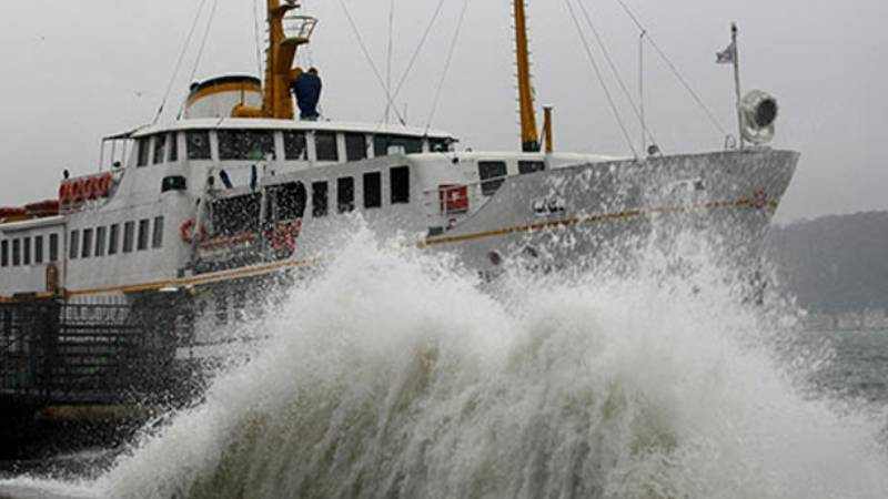 i̇stanbul ve i̇zmir'de deniz ulaşımına hava muhalefeti engeli