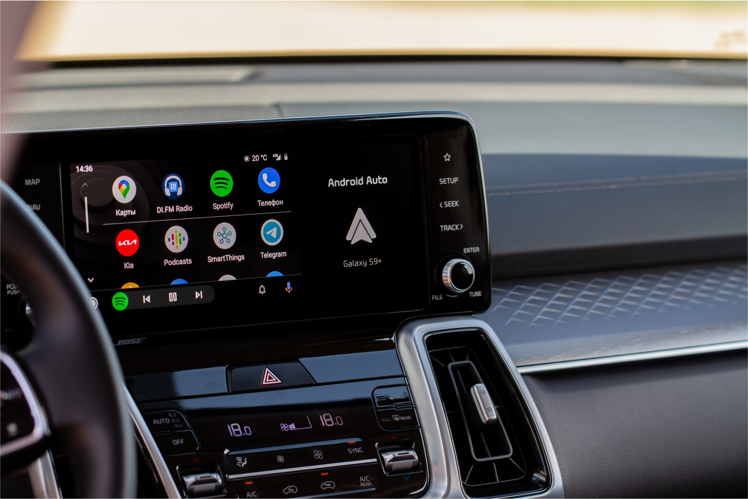 Андроид авто fermata. Android auto. Android auto на экране автомобиля. Под система с игрой внутри на экране.