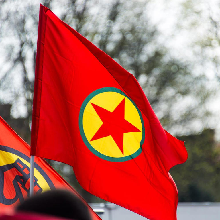 Teilnehmer einer Demonstration von Kurden und linken Gruppen schwenken die Fahne der verbotenen kurdischen Arbeiterpartei PKK. (Symbolfoto)