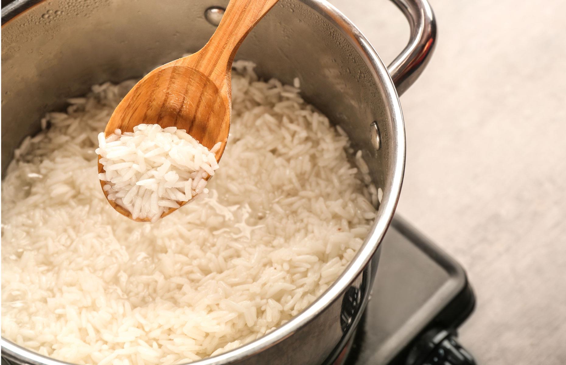 Сколько нужно риса на кастрюлю. Рис в кастрюле. Рис в кастрюльке. Отварить рис. Вареный рис в кастрюле.