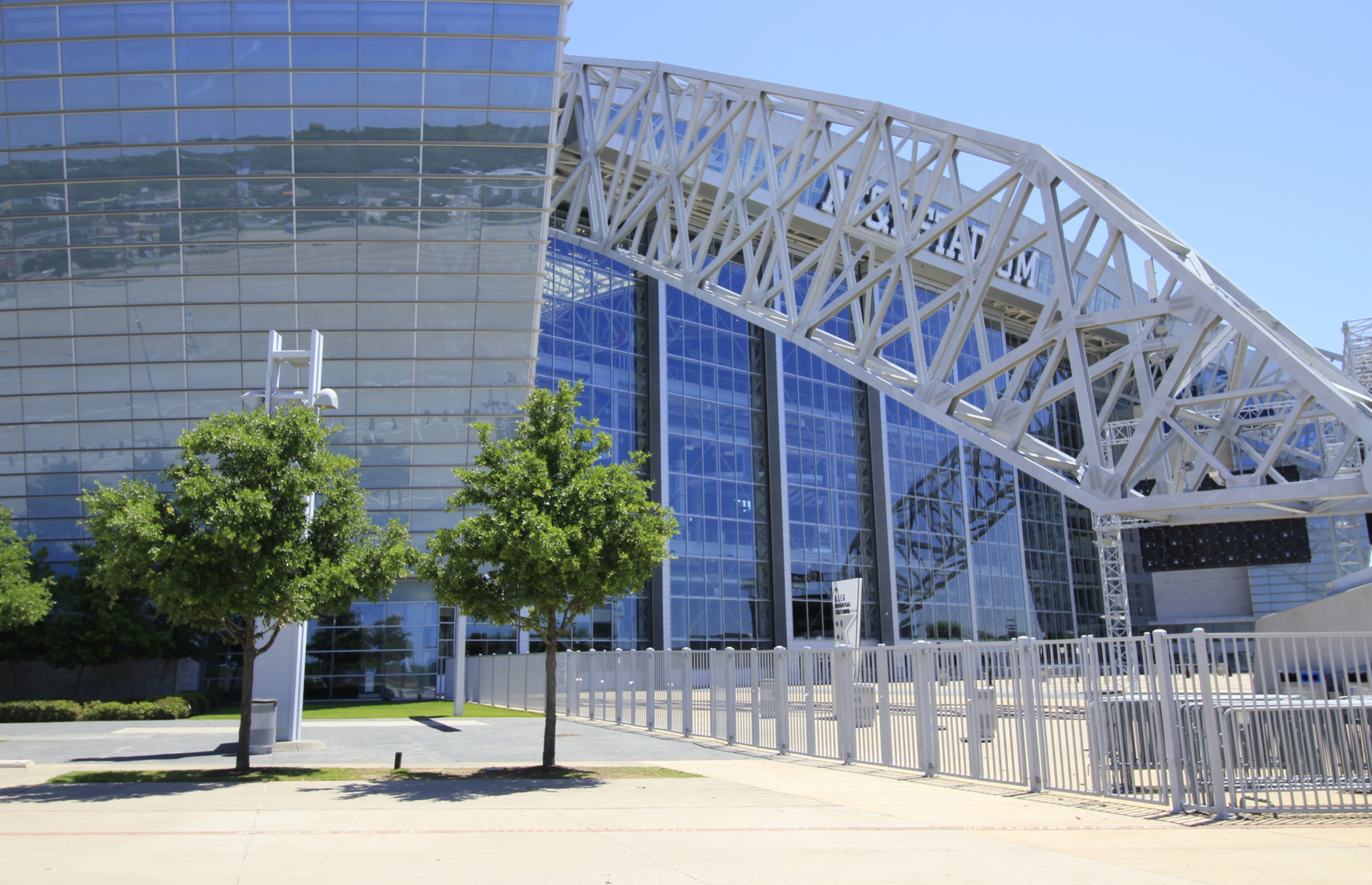 <p>Le stade AT&T (alias l’Étoile de la Mort, alias le Jerry Dome, et anciennement le stade des Cowboys) a reçu le Super Bowl en 2011. C’est le cinquième stade de la NFL en taille est aussi le plus grand stade en dôme au monde, et il est visible de l’autoroute, à 8 kilomètres de là.</p> <p>Même s’ils n’ont pas participé à un Super Bowl depuis 1996, les Cowboys de Dallas sont toujours la franchise la plus rentable de la ligue, en grande partie grâce à l’emplacement de première classe du stade et au statut de quatrième région métropolitaine à travers la nation.</p> <p>Cette équipe est à égalité avec les 49ers de San Francisco au deuxième rang du plus grand nombre de victoires au Super Bowl.</p>