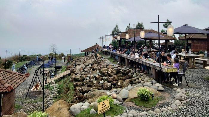 Asyiknya suasana kawasan wisata kuliner Arunika Eatery yang sedang hits di Kuningan. Lokasi tempat wisata kuliner ini berada di kaki Gunung Ciremai. (Tribuncirebon.com/Ahmad Ripai)