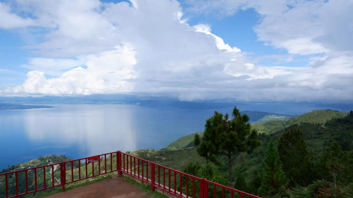 Pemandangan Danau Toba dari Huta Ginjang, Tapanuli Utara. Foto: Andari Novianti/kumparan