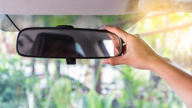 Praktische Funktion: Dafür ist der Hebel unterm Autospiegel da
