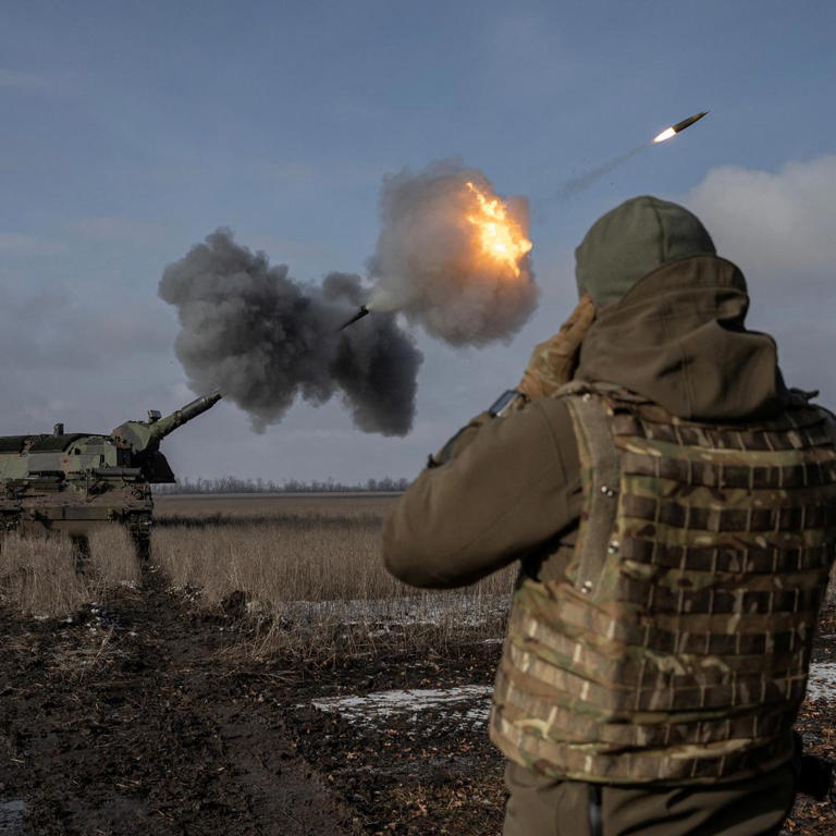 Ein ukrainischer Soldat mit einer ukrainischen Panzerhaubitze.