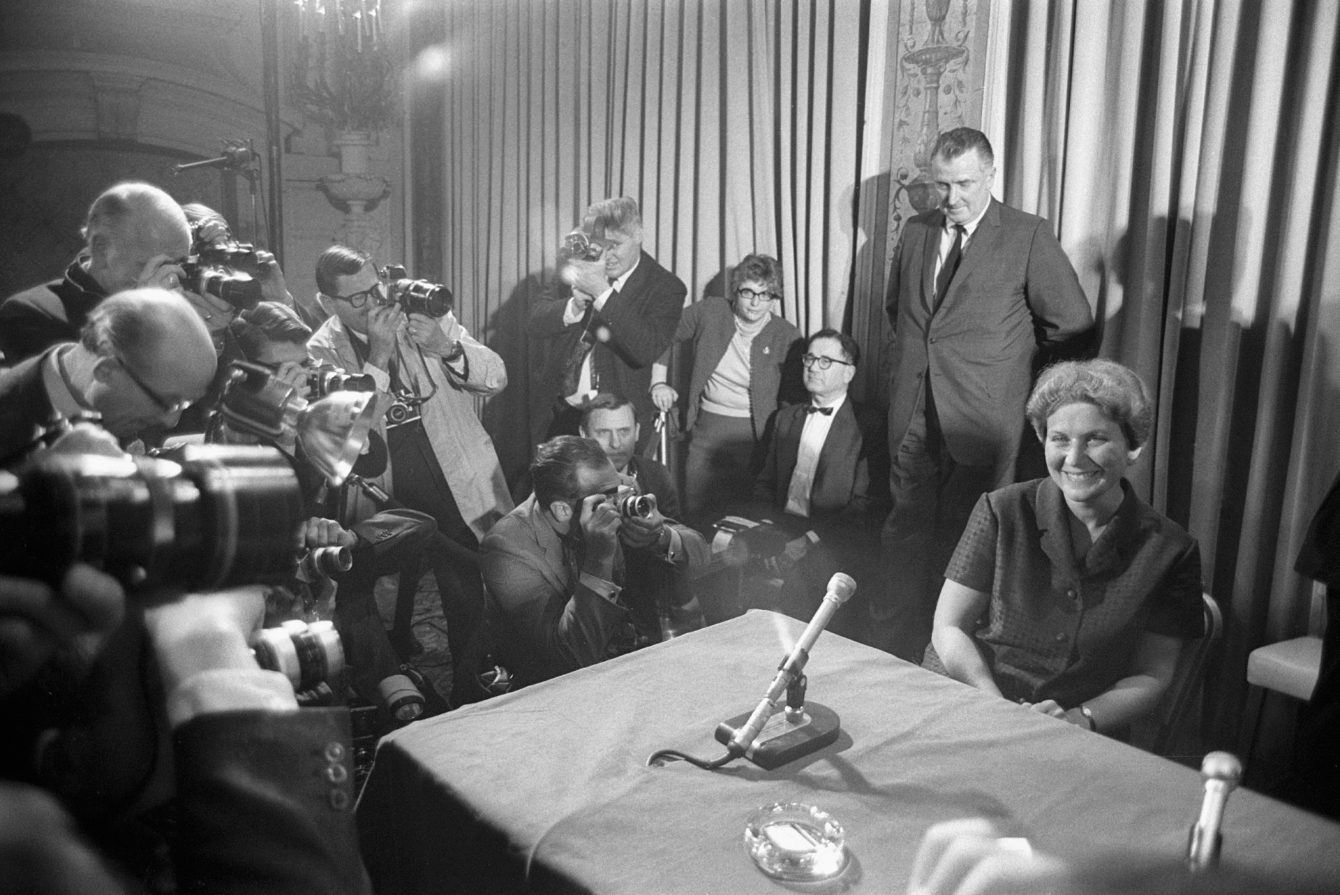 <p>Swetlana nahm im April 1967, kurz nach ihrer Ankunft in den Vereinigten Staaten, an einer Pressekonferenz teil. Vor Dutzenden von Reportern und Kameraleuten sprach sich Swetlana klar und deutlich gegen die Herrschaft und das Erbe ihres verstorbenen Vaters aus, sehr zur Freude der amerikanischen Behörden.</p>