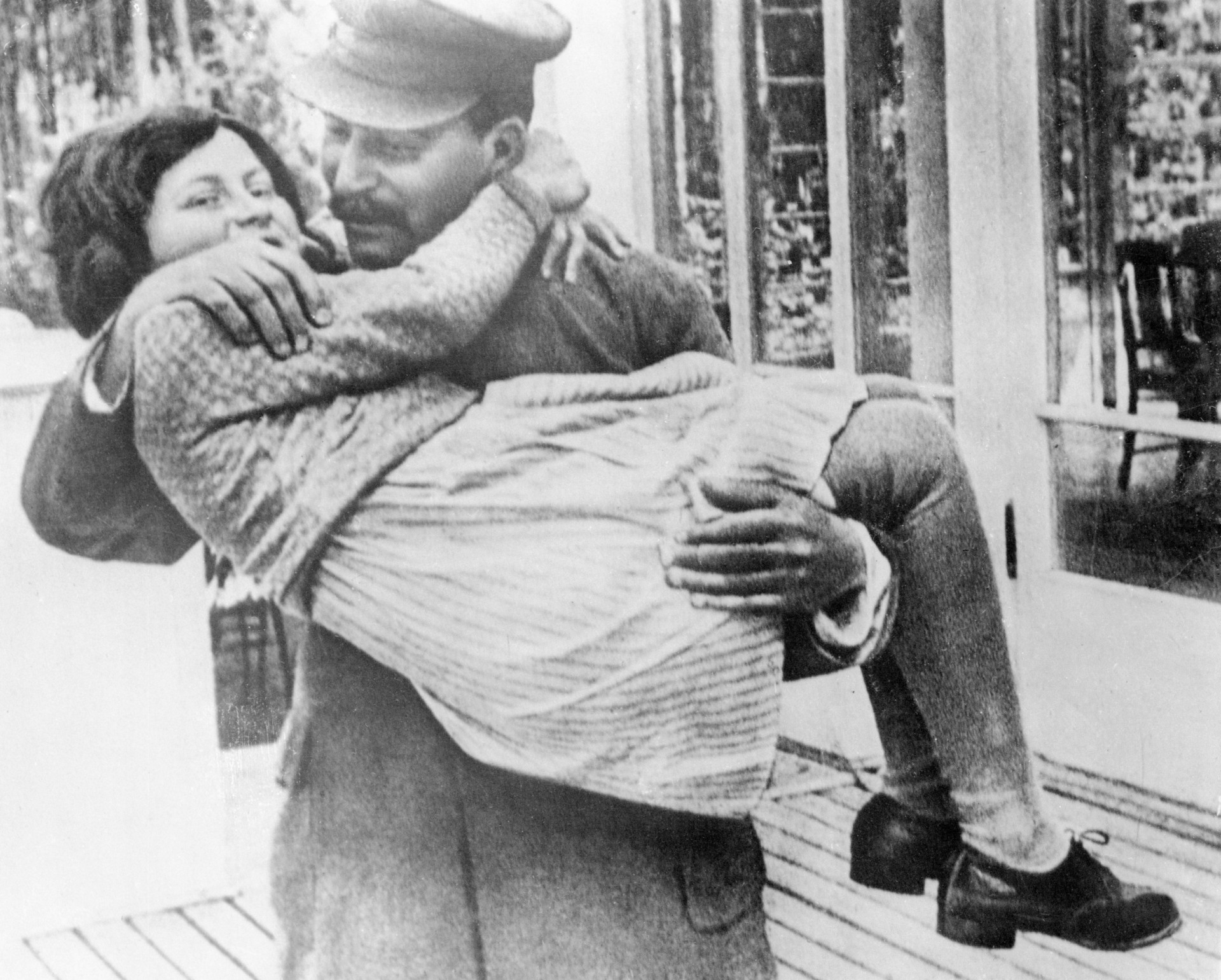 <p>Swetlana Alliluyew, geboren am 28. Februar 1926, war Josef Stalins jüngstes Kind und einzige Tochter. Stalin schien mehr Interesse und Zuneigung für Swetlana zu zeigen als für seine anderen Kinder, war aber dennoch während ihrer Jugend weitgehend abwesend.</p><p>Sie können auch mögen:<a href="https://de.starsinsider.com/n/294559?utm_source=msn.com&utm_medium=display&utm_campaign=referral_description&utm_content=537755"> Gosling vs. Reynolds: Welcher Ryan ist der Bessere?</a></p>