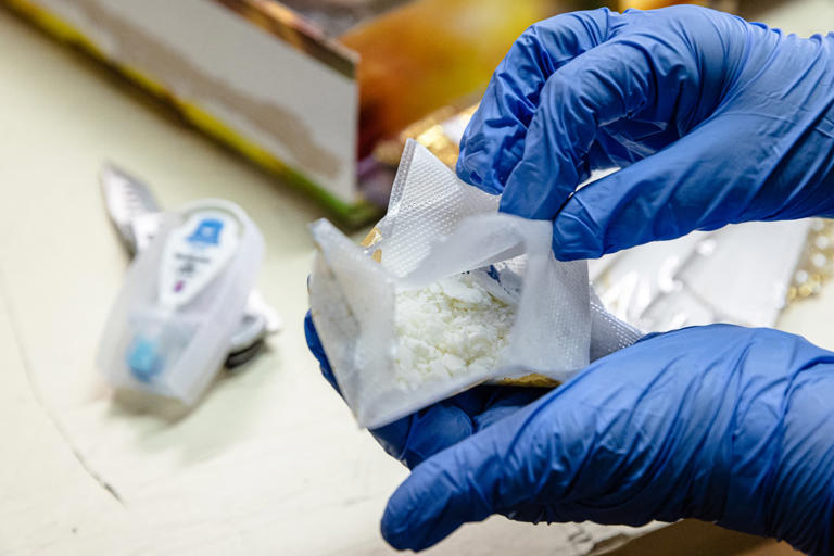 Un douanier présentant un sachet de cocaïne à Cayenne (Guyane) en octobre 2022