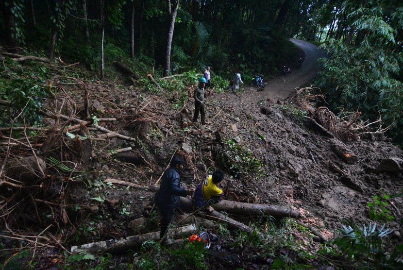 dua warga hilang akibat longsor padang ditemukan selamat