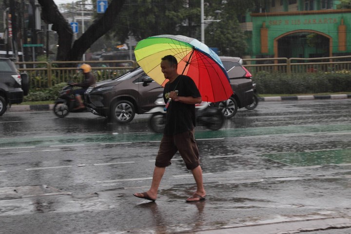 cuaca jakarta hari ini: hujan dari siang hingga malam di sebagian wilayah