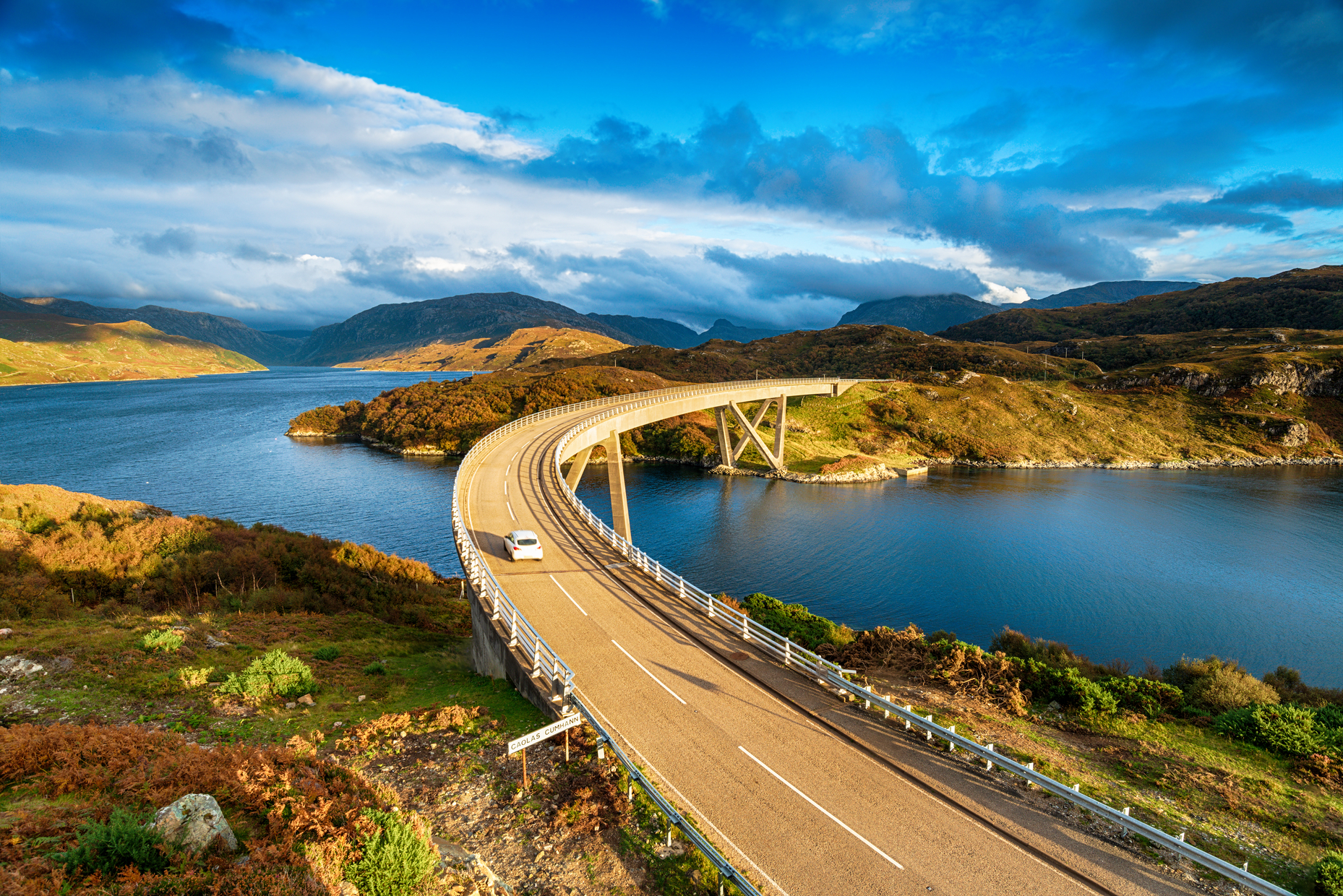 A destination par excellence for a Scottish road trip, the <a href="https://www.northcoast500.com/" rel="noreferrer noopener">North Coast</a> travels through the Highlands for over 800 kilometres (500 miles). Discover incomparable landscapes and enjoy many outdoor activities along the way. We recommend spreading your getaway over five to seven days. Take this extraordinary route to quaint fishing villages, pristine beaches, and stunning mountains in six Scottish regions.