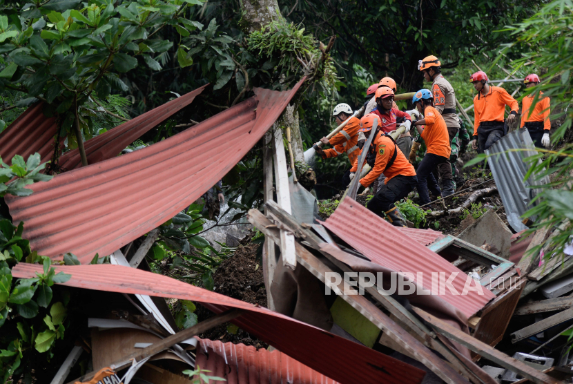 bpbd: rumah terdampak gempa di sukabumi ambruk