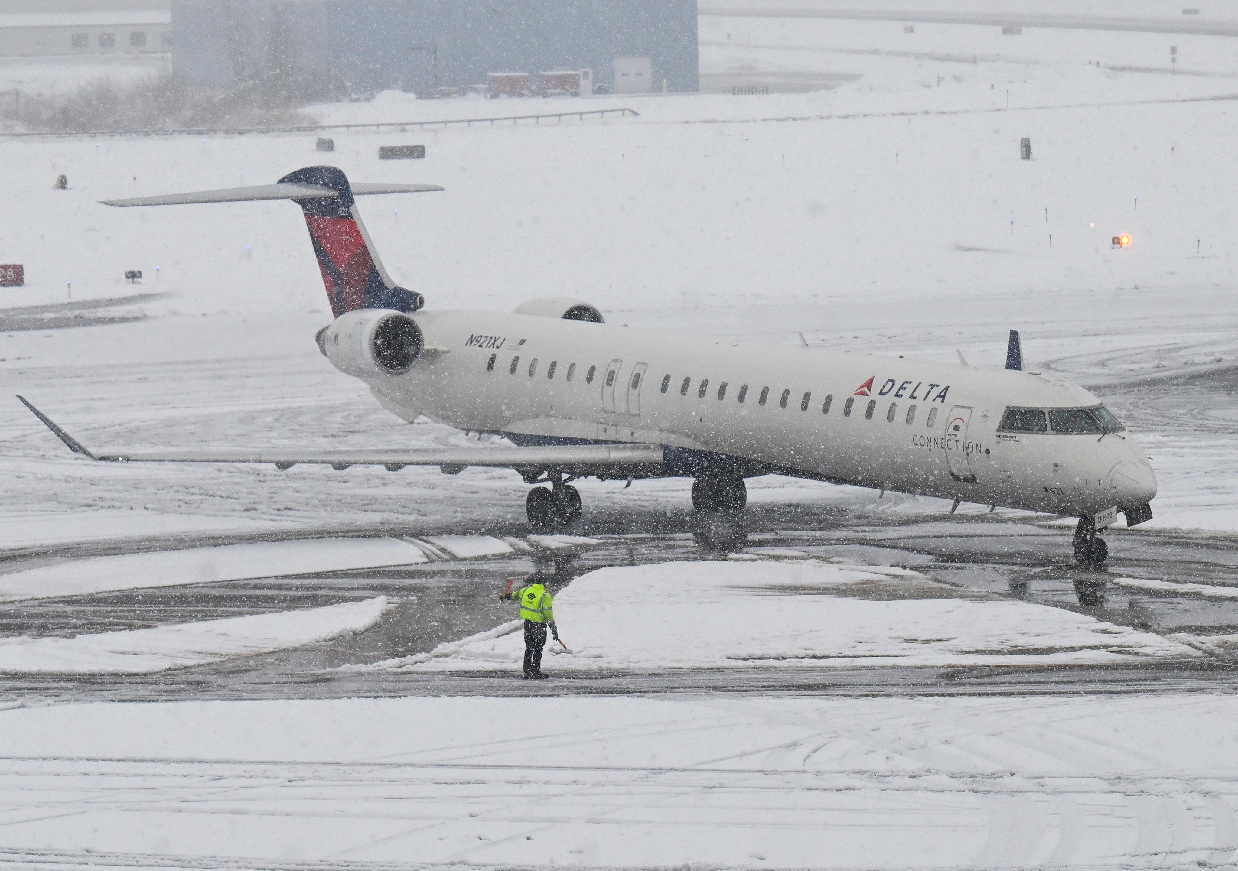 airlines issue waivers, cancel over 1,000 us flights as winter storm hits the northeast