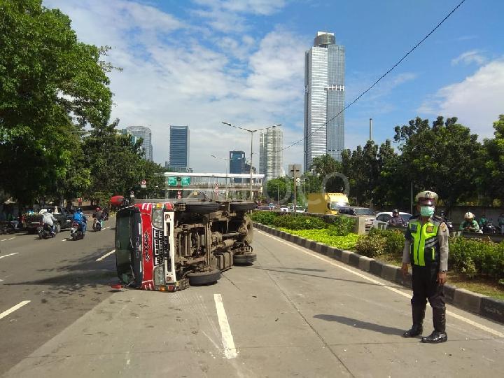 Ban Pecah, Truk Terguling Di Tol Jagorawi