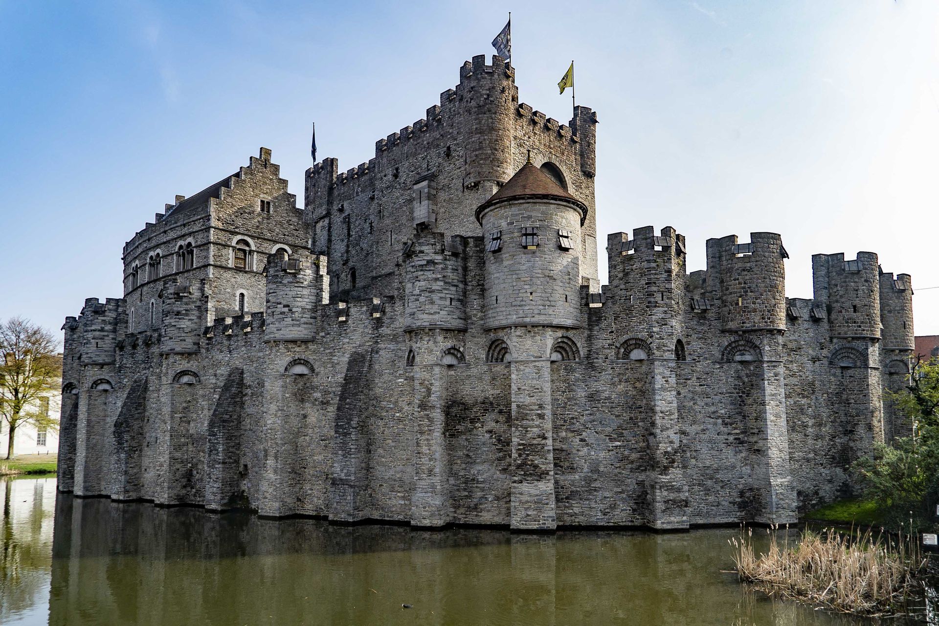 <p>With hundreds of castles scattered throughout the territory, Belgium has the highest density of castles in the world. The Château des Comtes, in Ghent (photo), and the Château de Beloeil, near Mons, are particularly recommended.</p>