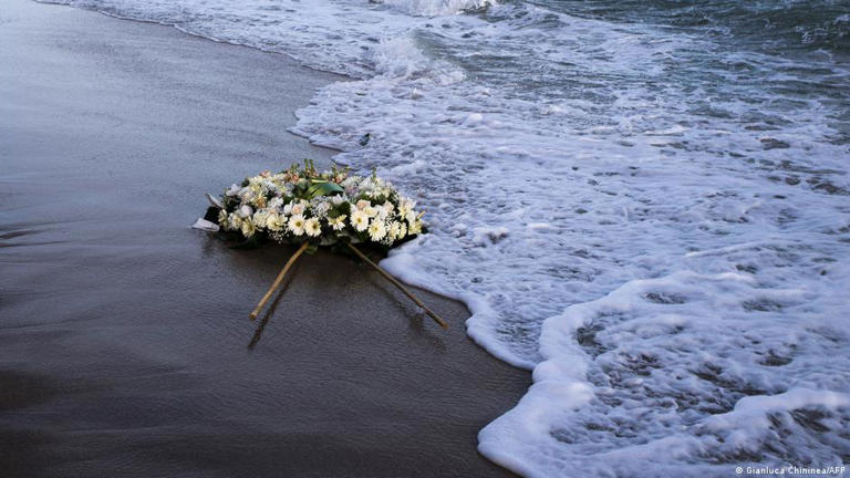 Blumenkranz an einem Strand in Süditalien, nachdem Ende Februar Dutzende Leichen von Flüchtlingen entdeckt worden waren