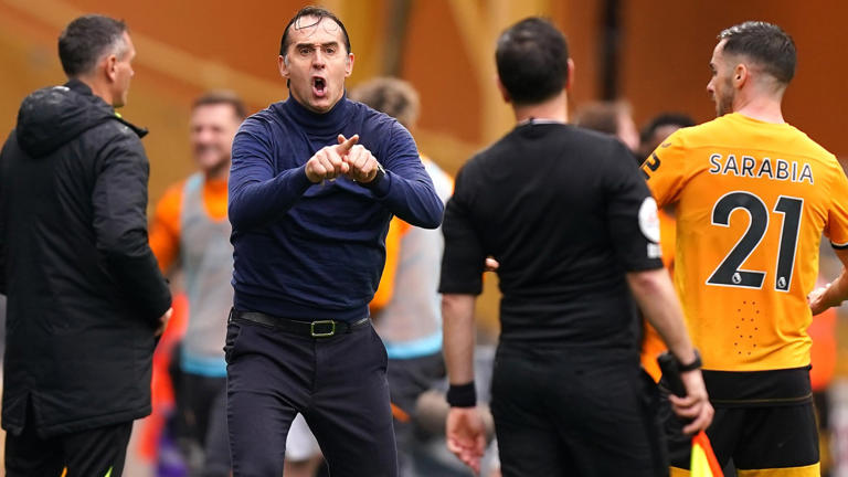 Julen Lopetegui reacts to assistant referee Gary Beswick during Wolves' defeat to Leeds.
