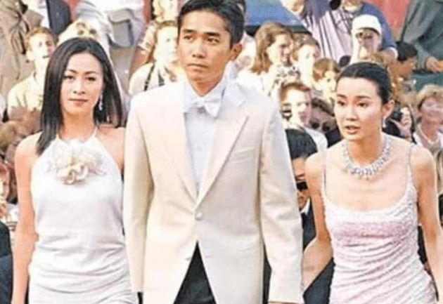 梁朝偉2005年右手牽著劉嘉玲、左手牽著張曼玉，踏上坎城影展紅毯。（圖／翻攝自微博）
