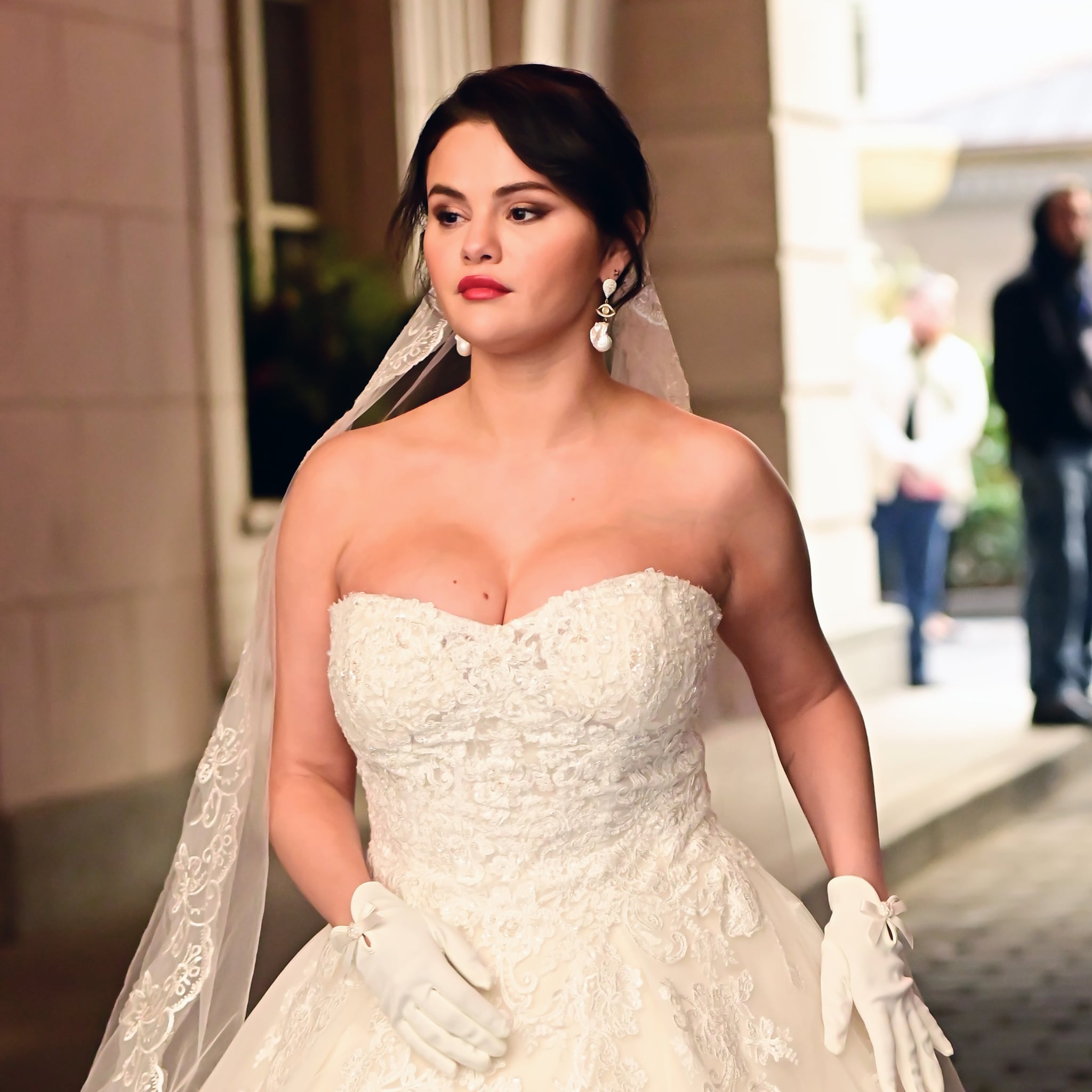 we-finally-know-why-mabel-wears-a-wedding-dress-on-only-murders-in-the-building