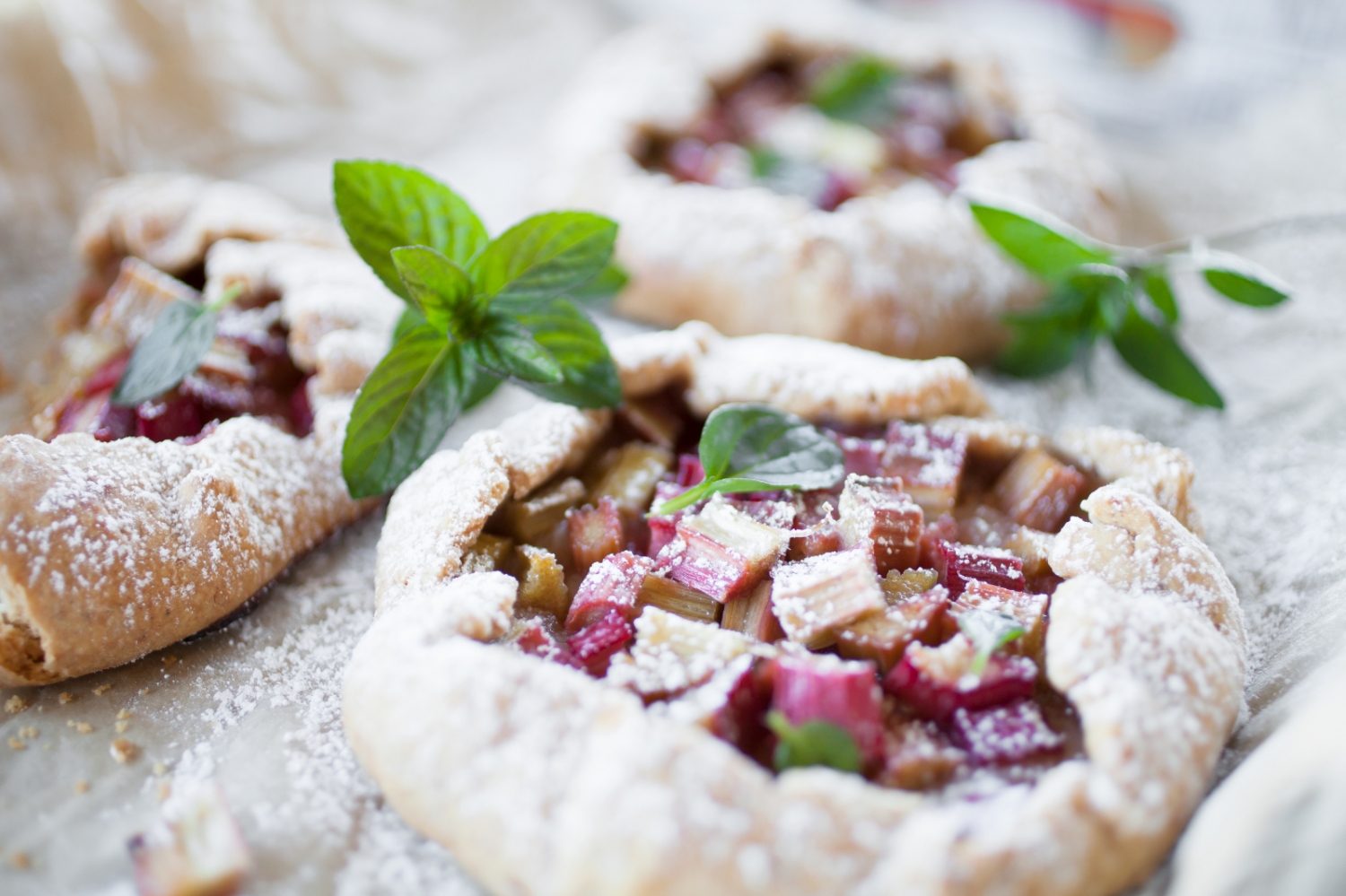 Frühling auf französisch: Rustikale Rhabarbergalette mit Vanillecreme