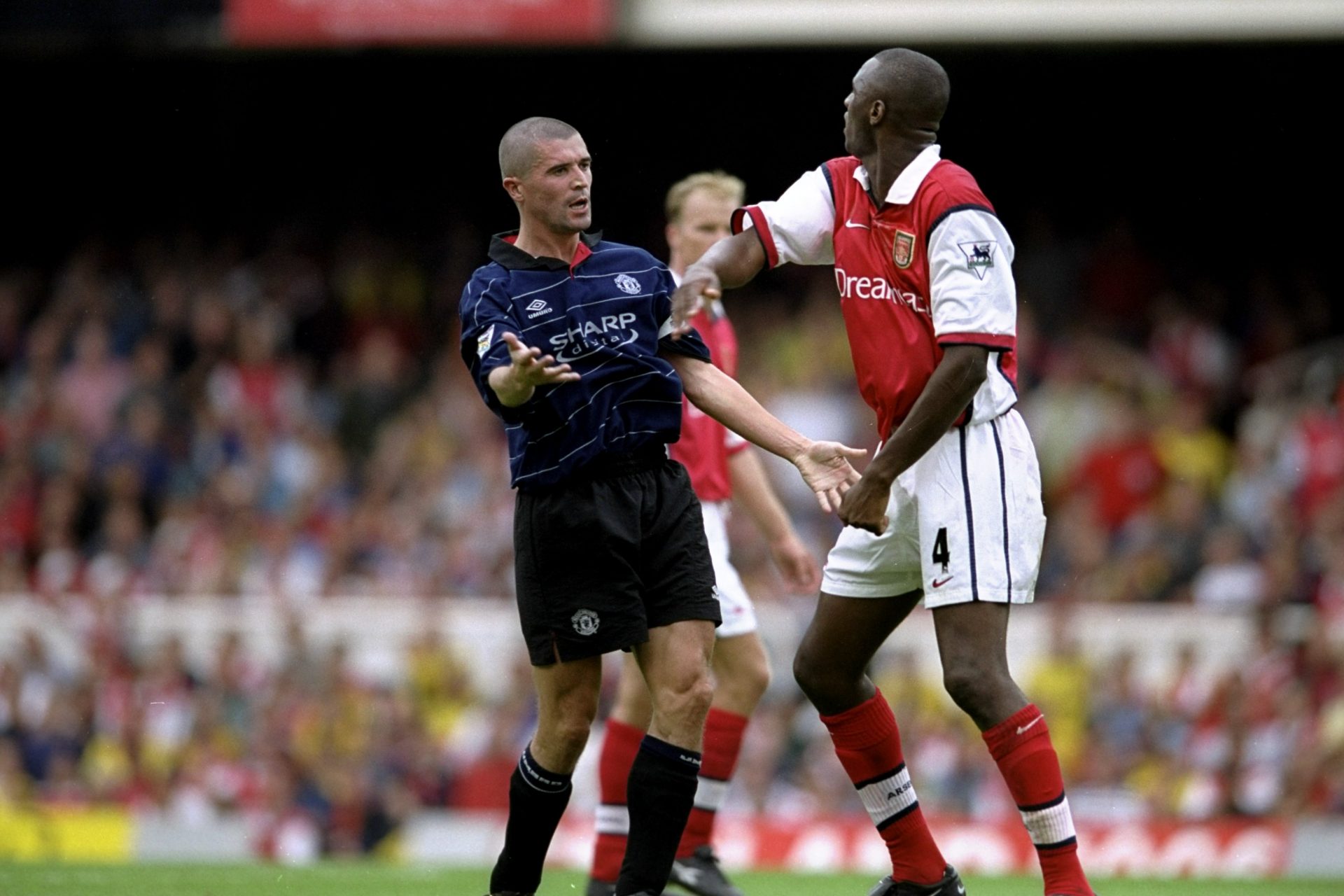 <p>El excapitán del Manchester United Roy Keane tenía fama de ser un tipo duro durante su carrera como futbolista y un buen ejemplo de ello fueron sus constantes peleas con el exjugador francés del Arsenal Patrick Viera.</p>