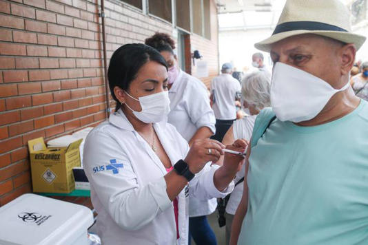 Vacina contra a covid é aplicada em posto de São Paulo Foto: Tiago Queiroz/Estadão - 27.02.2023