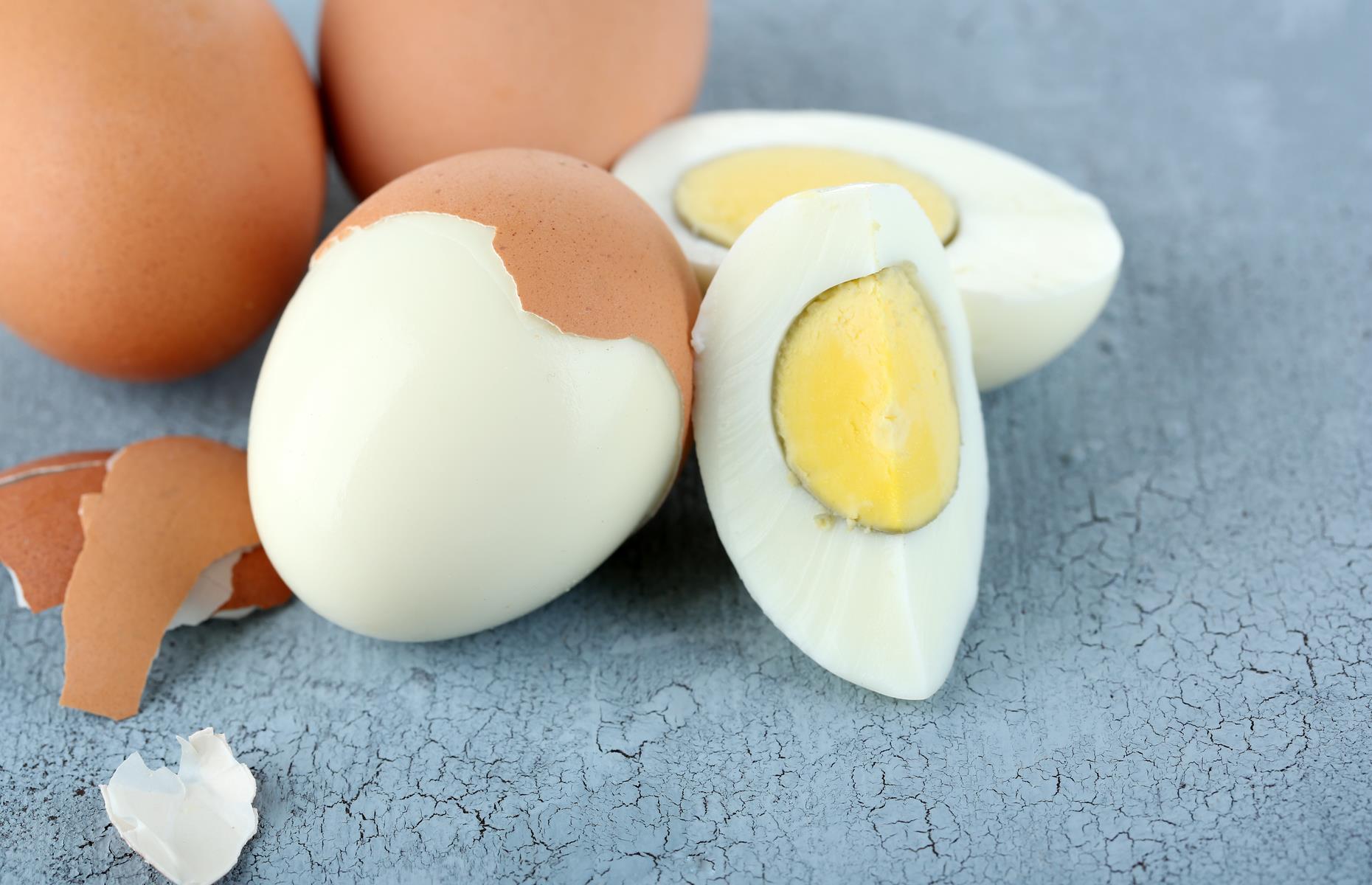 3 яйцо что делать. Вареные яйца. Желток вареного яйца. Яйца вареные на деревянной. Вареное яйцо Минимализм.