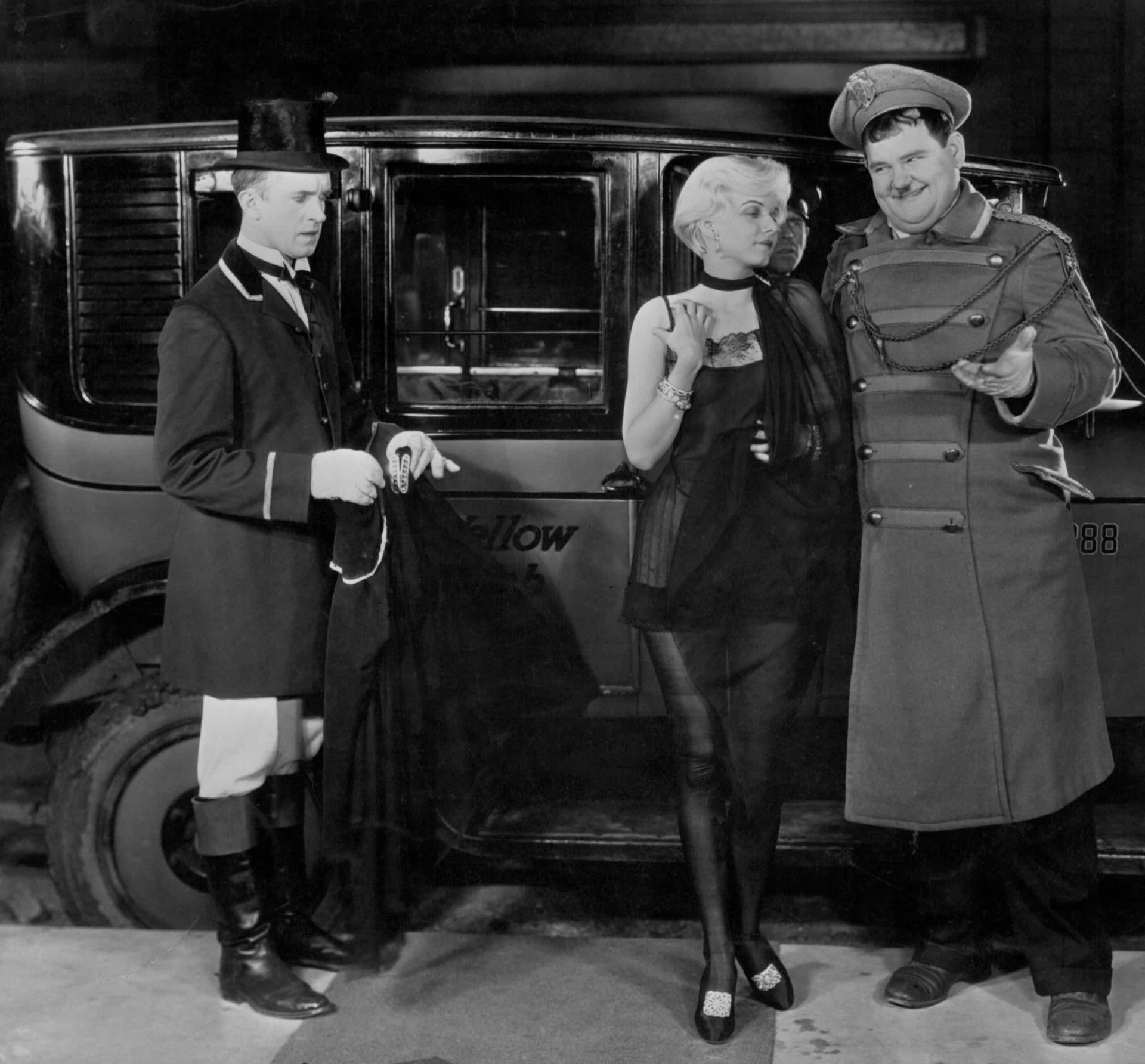 <p>Harlow begann ihre Karriere als Statistin, bevor sie 1929 einen kurzen, aber denkwürdigen Auftritt in der Stummfilmkomödie "Der Prinz im Fahrstuhlschacht" von Laurel und Hardy hatte (Bild).</p>