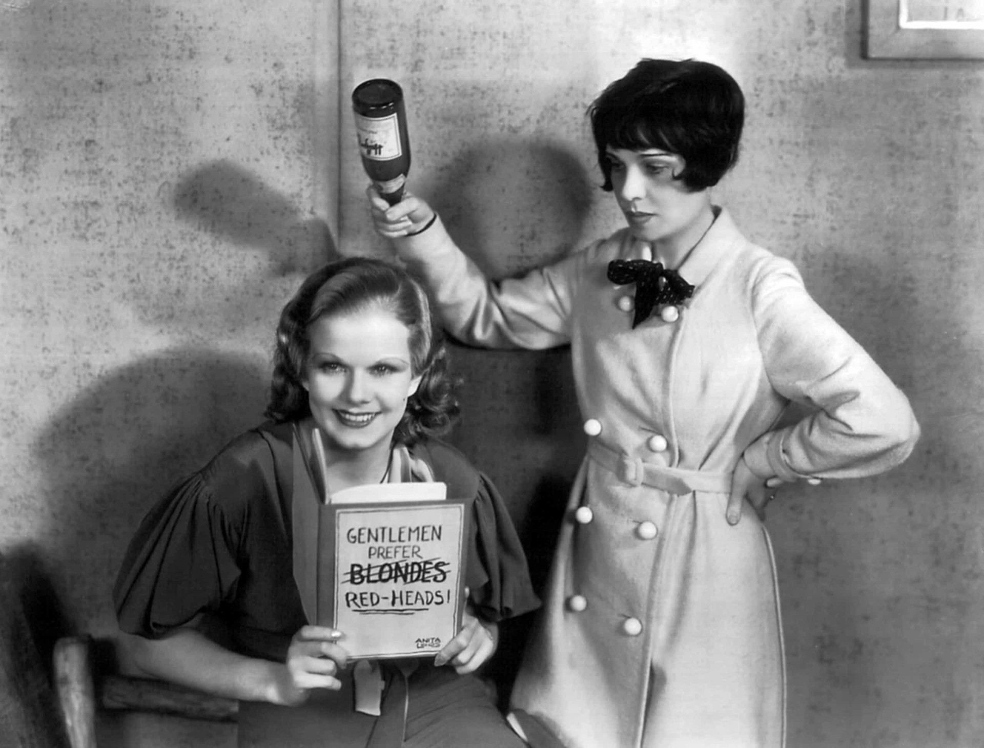 <p>Ihre frühen Filme konzentrierten sich mehr auf ihr Aussehen als auf ihre schauspielerischen Fähigkeiten, aber 1932 zeigte Harlow ihre komödiantischen Fähigkeiten und spielte mit ihrem Ruf als blonde Sexbombe, indem sie in dem Film "Feuerkopf" mitspielte.</p><p>Sie können auch mögen:<a href="https://de.starsinsider.com/n/377519?utm_source=msn.com&utm_medium=display&utm_campaign=referral_description&utm_content=487809v1"> Channing Tatum ist auch Opfer eines gruseligen Promi-Stalkers</a></p>