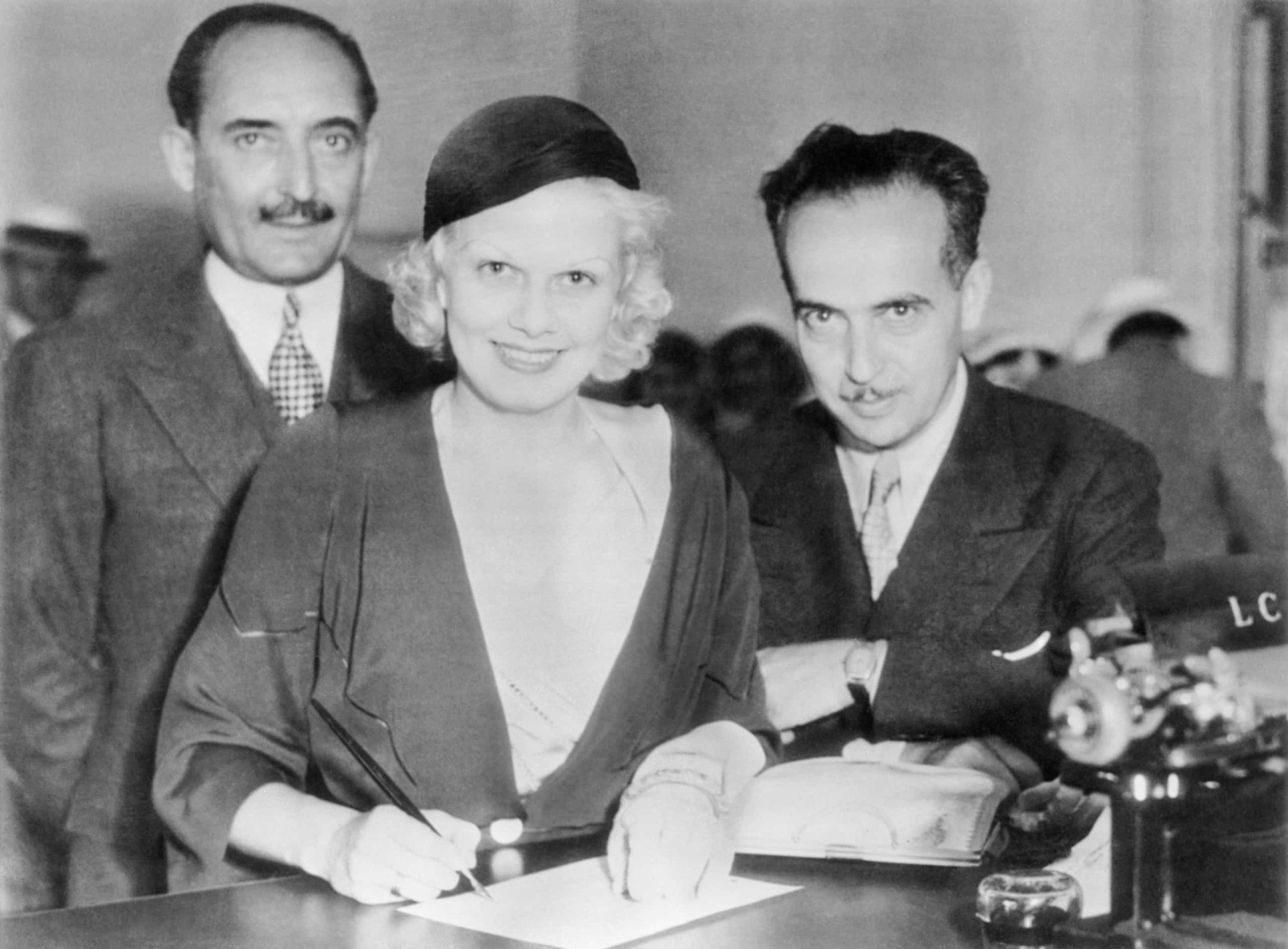<p>Im Juni 1932 gab Harlow ihre Verlobung mit dem Hollywood-Autor, -Regisseur und -Produzenten Paul Bern (rechts) bekannt, einen Monat später heiratete das Paar.</p>