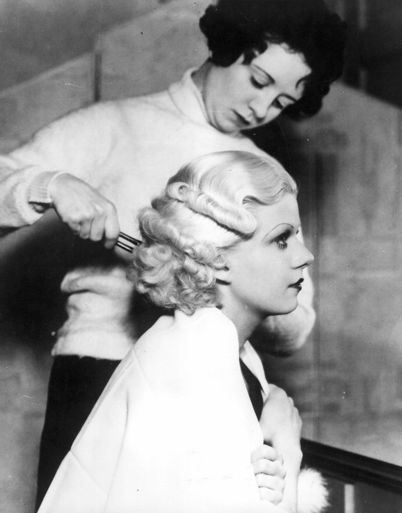 <p>Auf dem Höhepunkt ihres Ruhms als Platinblondine ließ Harlow Berichten zufolge jede Woche ihren Haaransatz mit Chemikalien auffrischen. Als sie 1935 den Film "Die öffentliche Meinung" drehte, war der Schaden bereits so groß, dass sie große Teile ihrer berühmten Locken verlor.</p>
