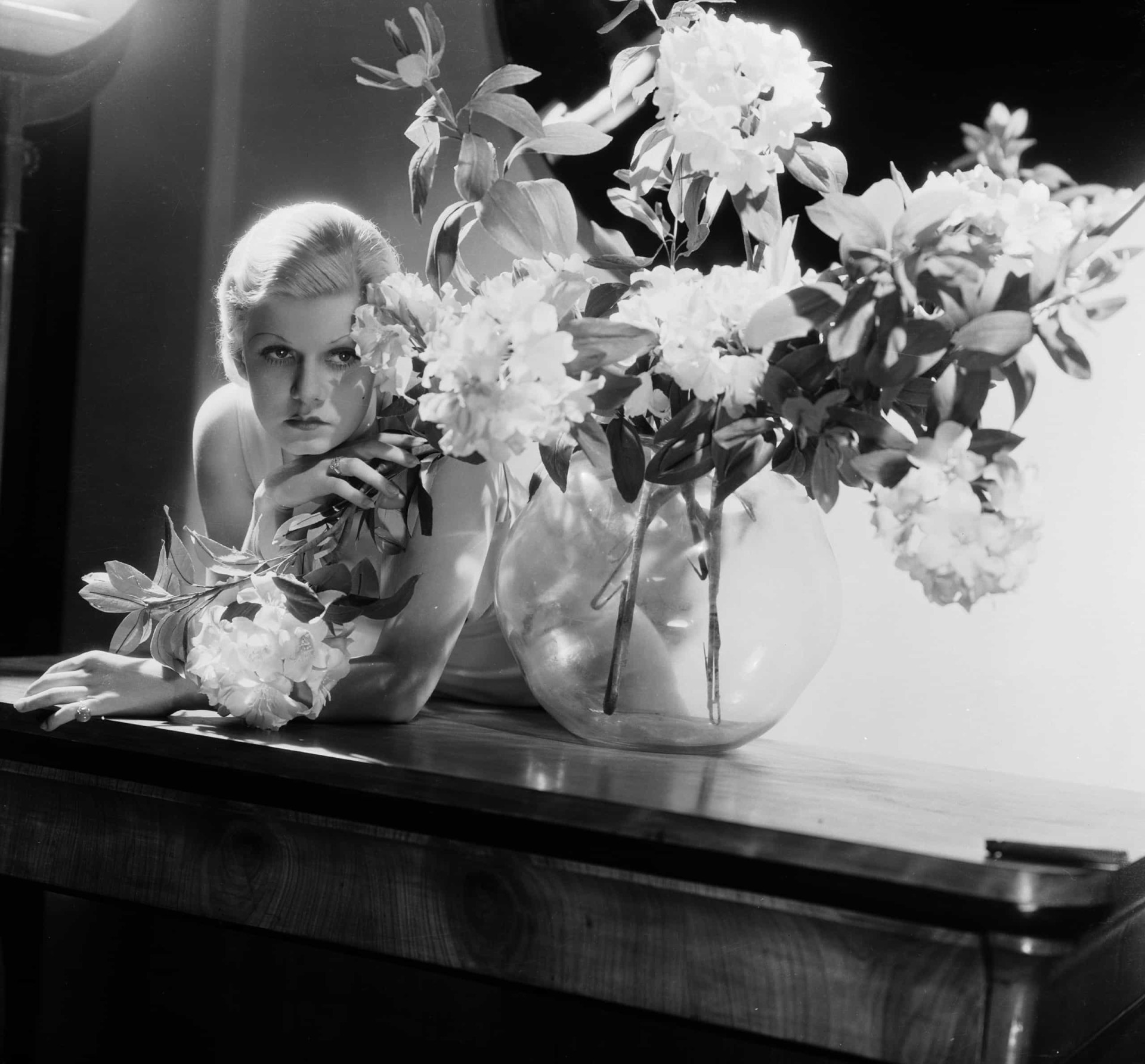 <p>Die als Harlean Harlow Carpenter im Jahr 1911 in Kansas City, Missouri, geborene Jean Harlow war der glamouröseste Star der frühen 1930er. Der Star aus Filmen wie "Vor Blondinen wird gewarnt" (1931) und "Sexbombe" (1933) war vor allem für ihr atemberaubendes Aussehen bekannt.</p>