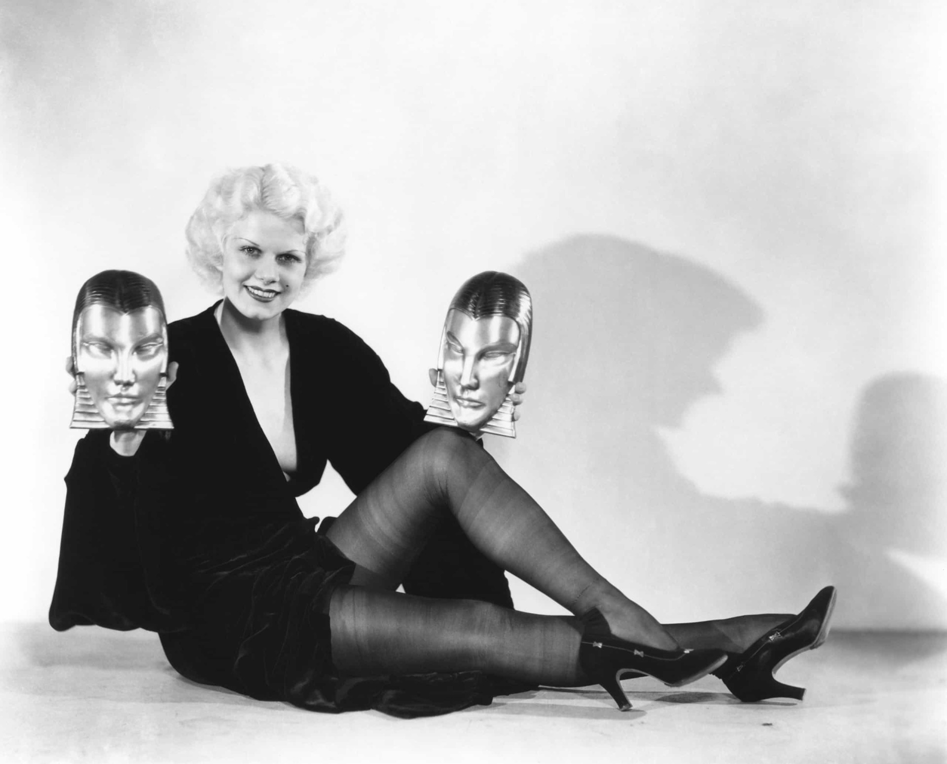 <p>Harlows superblondes Haar sowie ihr Filmstar-Gesicht und ihr Körperbau machten sie sofort zum Erfolg. Im Jahr 1931 spielte sie in einer Reihe von Filmen mit, darunter "Vor Blondinen wird gewarnt" (Bild).</p>