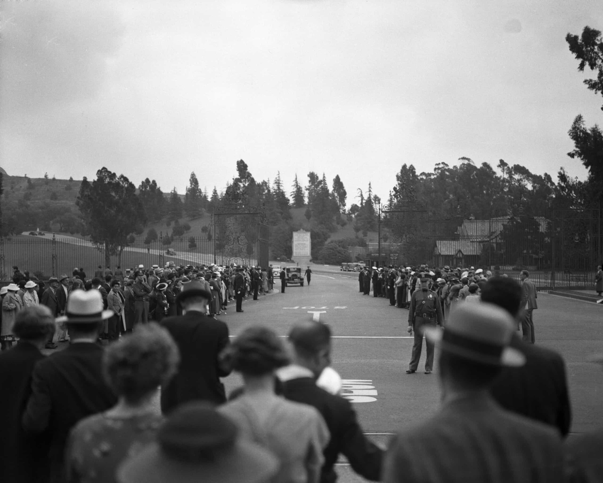 <p>Trotz der Versuche der Familie, die Beerdigung privat abzuhalten, versammelte sich eine Menschenmenge auf dem kalifornischen Friedhof, wo die Schauspielerin am 10. Juni 1937 im Alter von 26 Jahren beigesetzt wurde.</p>