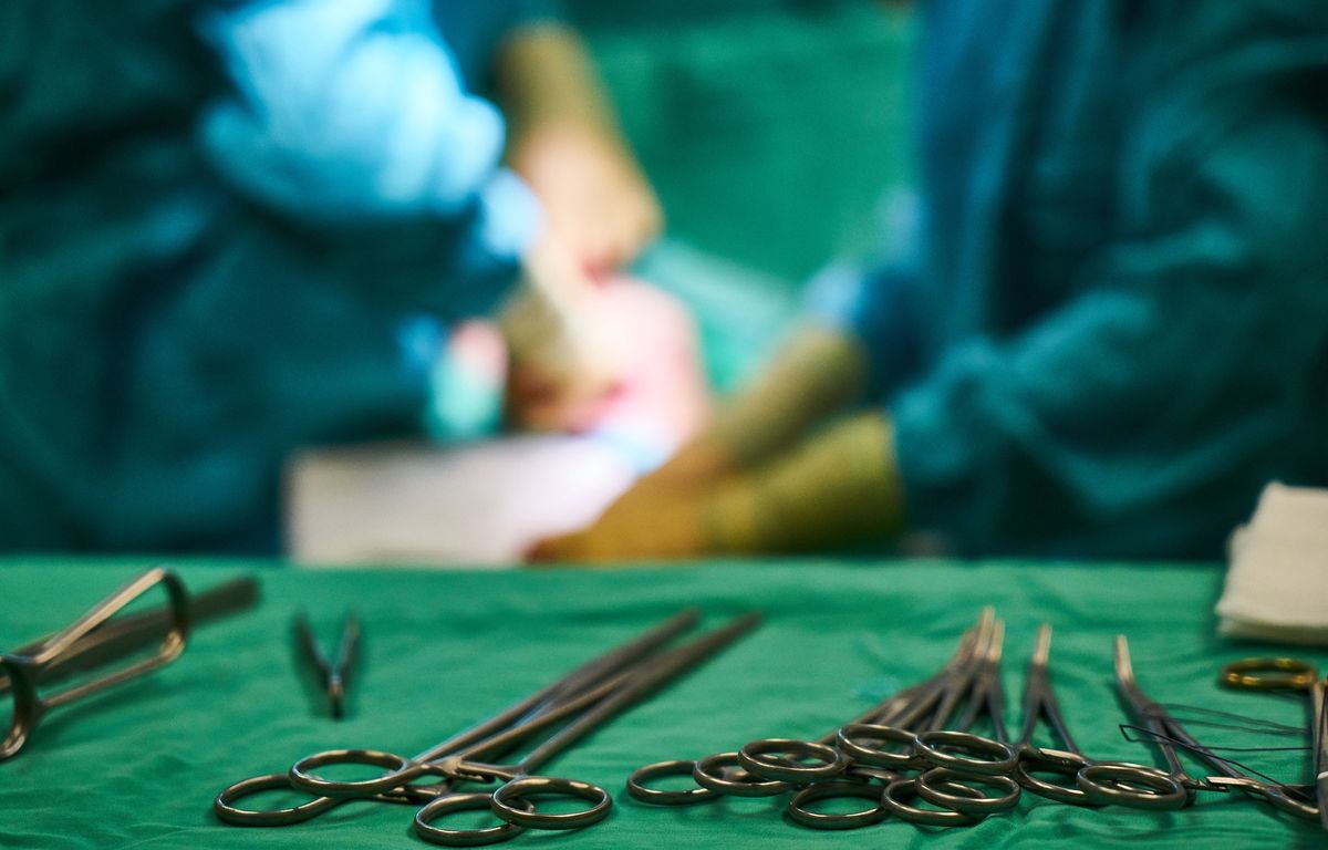 hôpital de montpellier : un retraité sous anesthésie tombe de la table en pleine opération
