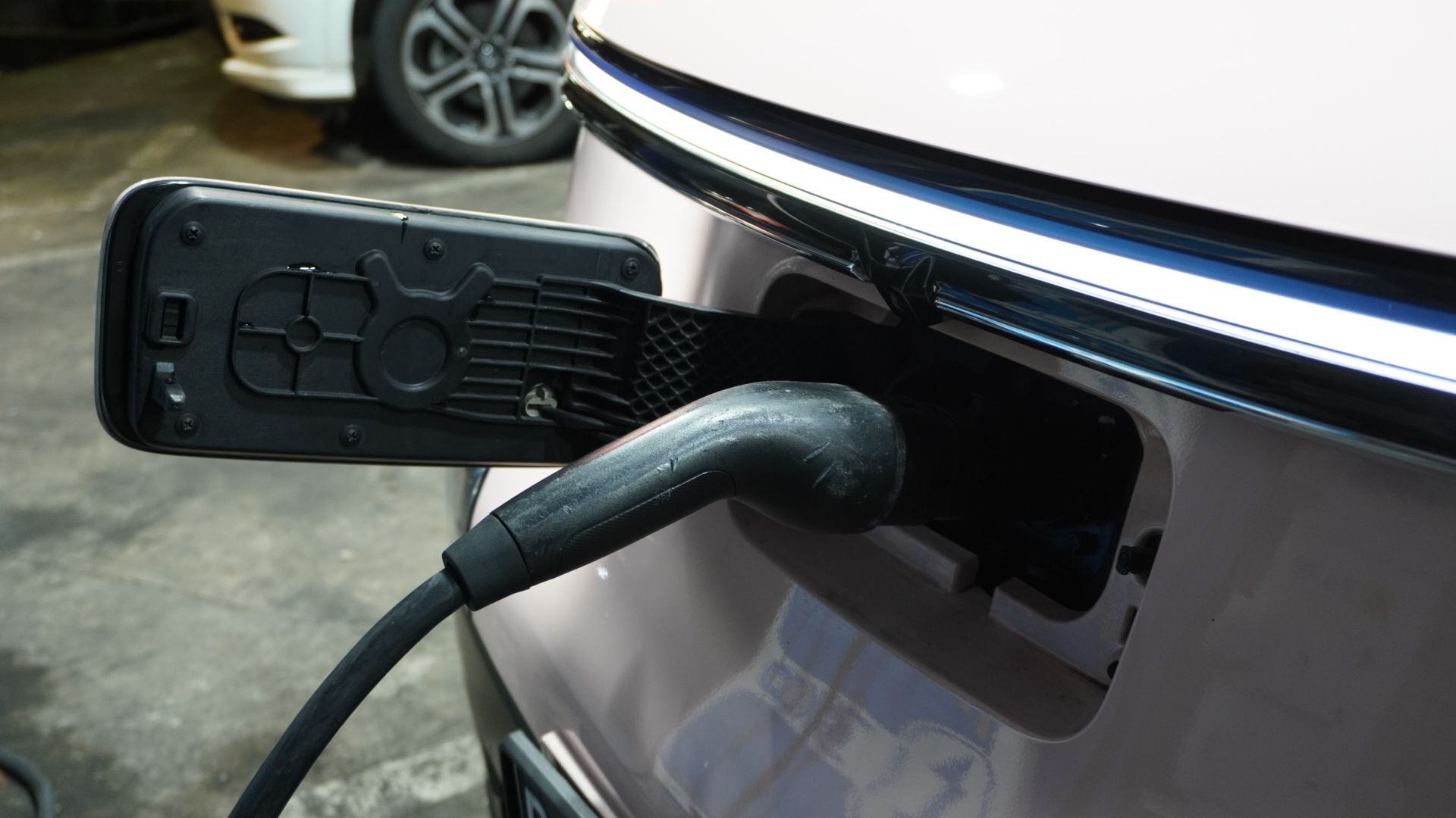 jadi bahan gunjingan, apa itu port charging gb/t di mobil listrik wuling?