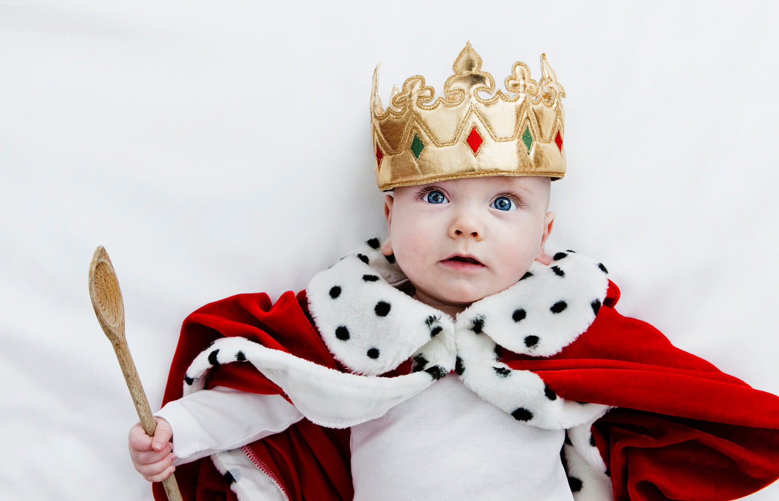 Четыре месяца назад. Корона для детей. Поздравление с 4 месяцами мальчика. Младенец в короне. Корона для мальчика.