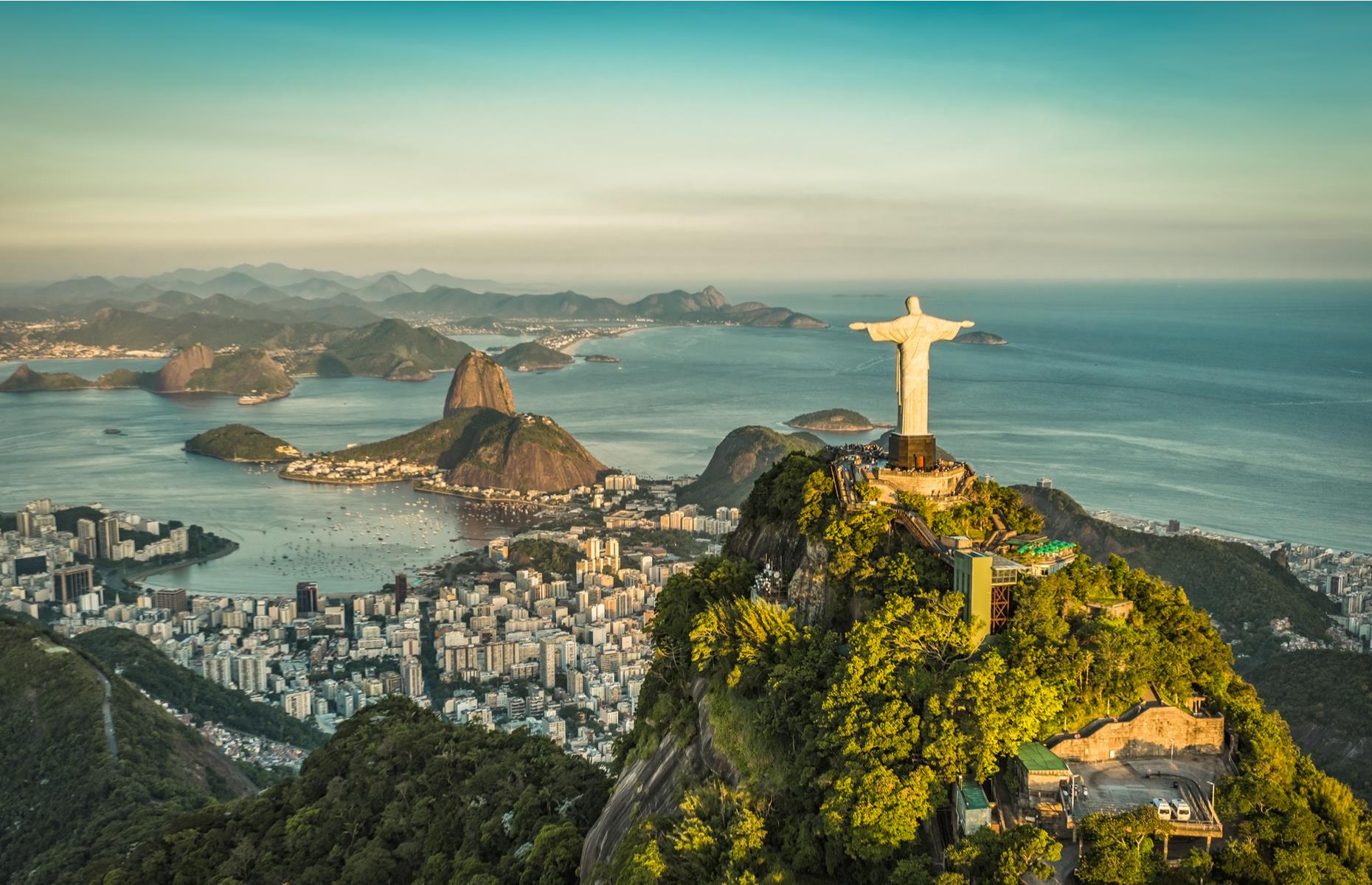 <p>With sweeping views taking in the striking Christ the Redeemer statue and a multitude of tiny islands dotted around, Guanabara Bay separates <a href="https://www.loveexploring.com/guides/90367/explore-rio-de-janeiro-what-to-see-do-where-to-stay-and-what-to-eat">Rio de Janeiro</a> on the southwest and Niterói on the southeast. At the entrance to the bay are the popular beaches of Copacabana and Ipanema, while the awe-inspiring Sugarloaf Mountain juts out on a peninsula on its southwestern side. </p>