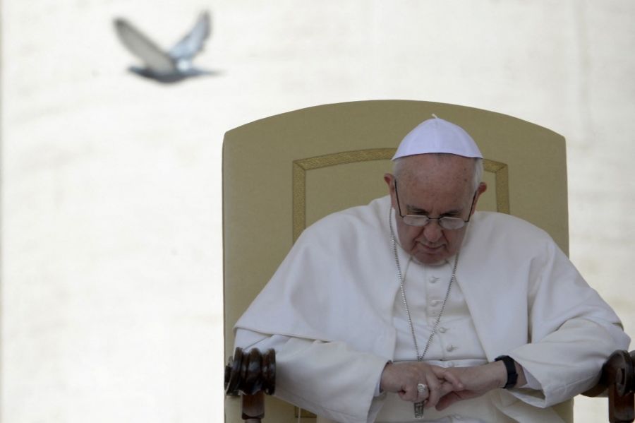 historia clínica de francisco: la fragilidad humana del papa y una carta de renuncia ya firmada