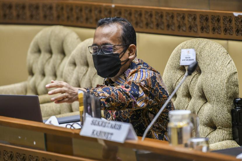 sivitas akademika kritik pratikno dan ari dwipayana, dosen ugm buka suara