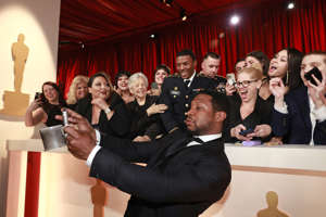 Jonathan Majors takes a selfie with his ceramic cup in hand. (Emma McIntyre/Getty Images)