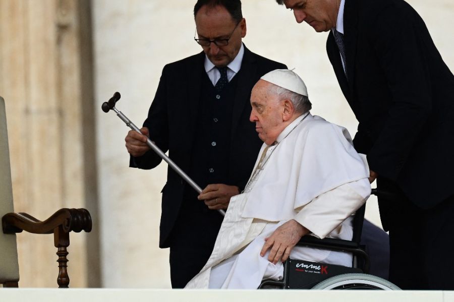 historia clínica de francisco: la fragilidad humana del papa y una carta de renuncia ya firmada