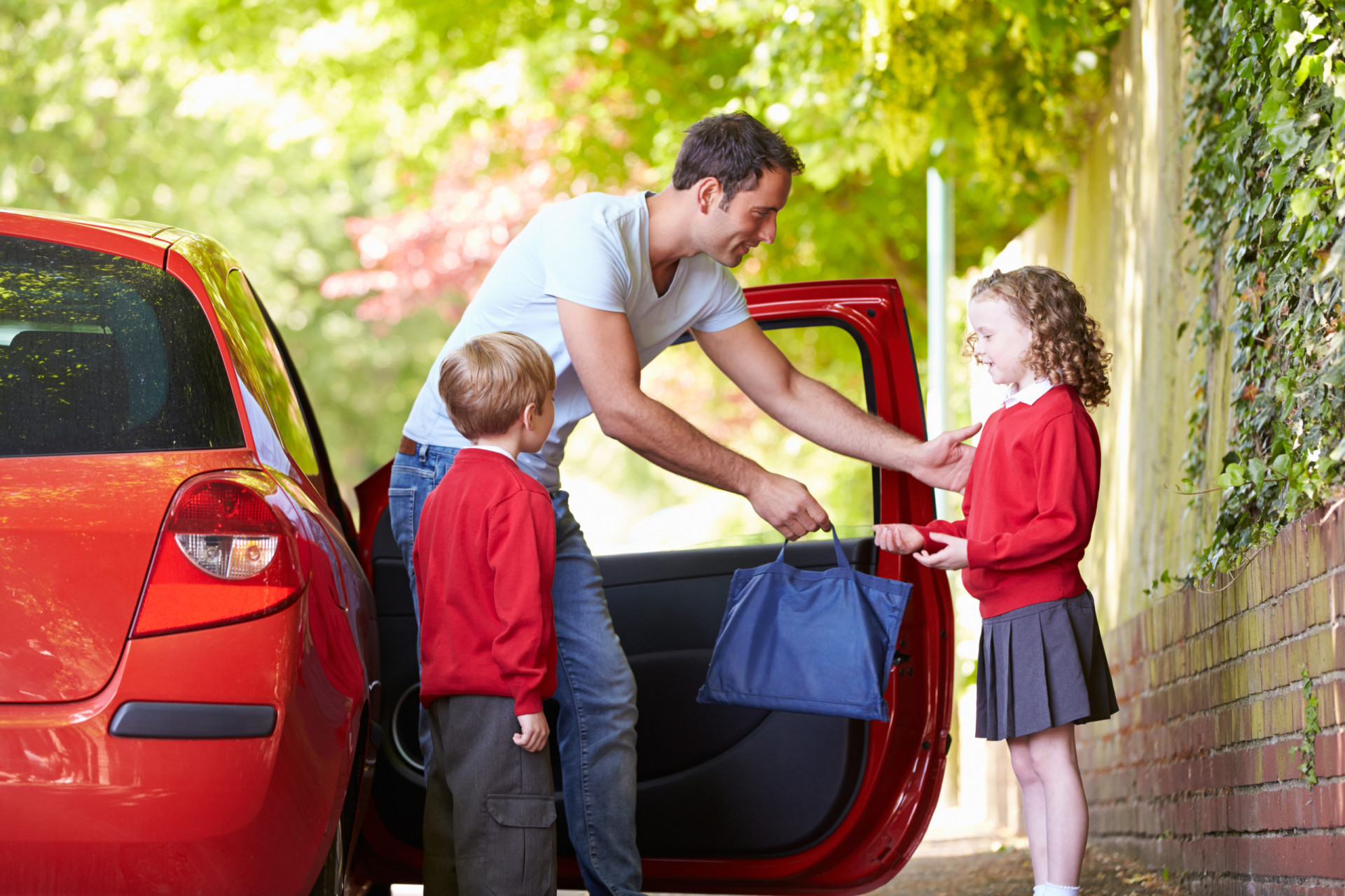 Dad take me to school. Водитель для ребенка в школу. Семейный водитель. Отвезти ребенка в школу. Везти ребенка в школу.