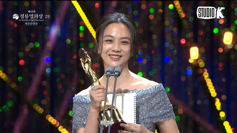 湯唯去年以《分手的決心》奪下南韓青龍獎最佳女主角，成為該獎史上第一位外籍影后。（圖／翻攝自KBS Entertain YouTube）
