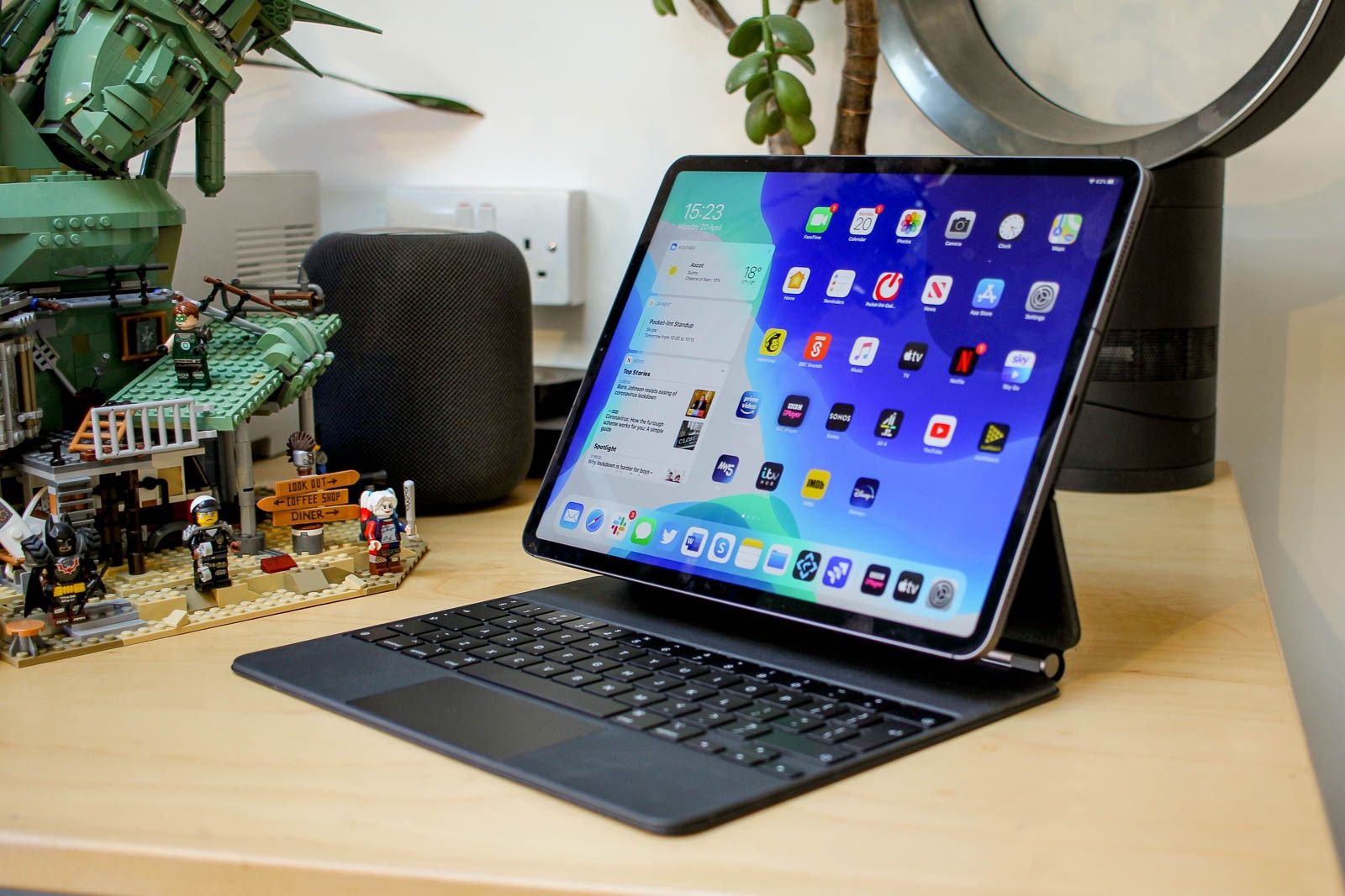 Последний ipad 2023. IPAD Pro 2022 in Keyboard. IPAD Pro 12.9 2022. IPAD Pro 2021 Keyboard. IPAD Pro 2022 с клавиатурой.