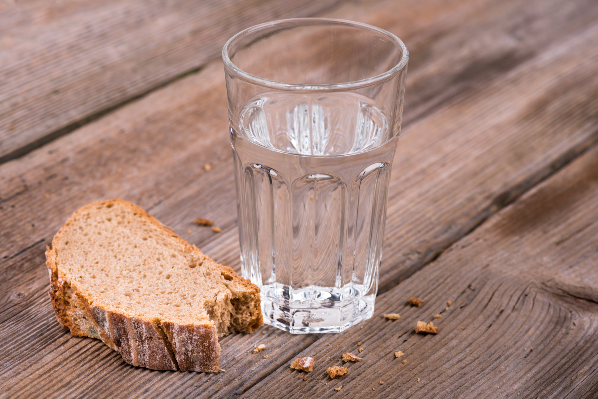 Bread water. Хлеб и вода. Кусок хлеба и стакан воды. Стакан водки с хлебом.