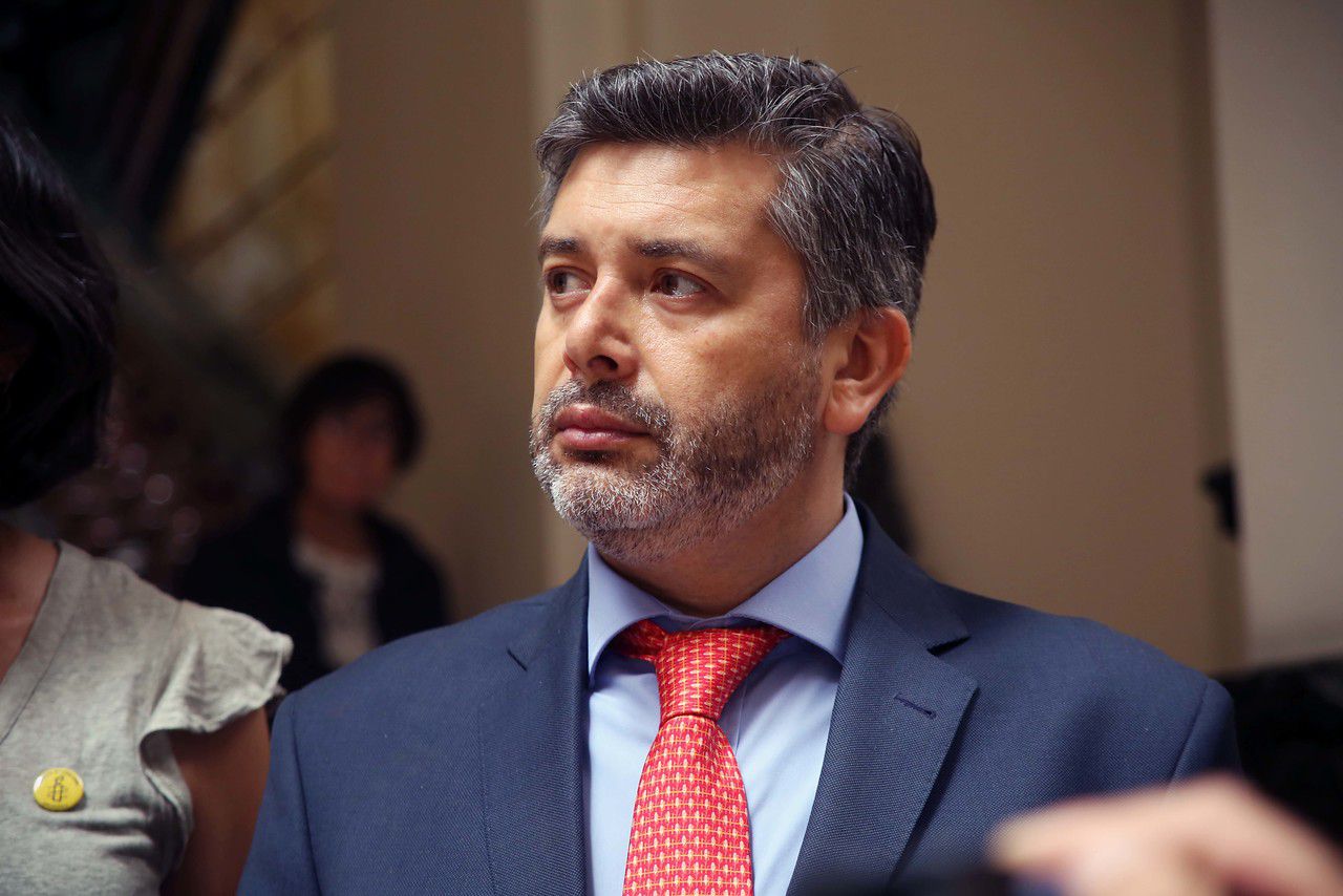 exministro burgos cuestiona a urrutia: “debe ser el único juez que los chilenos conocen, porque ha hecho permanentemente noticia”