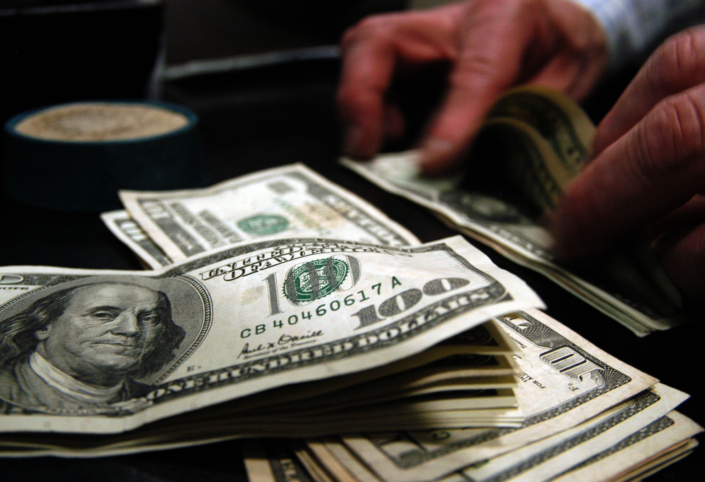 el dólar cierra casi plano y se mantiene en máximos en más de un año