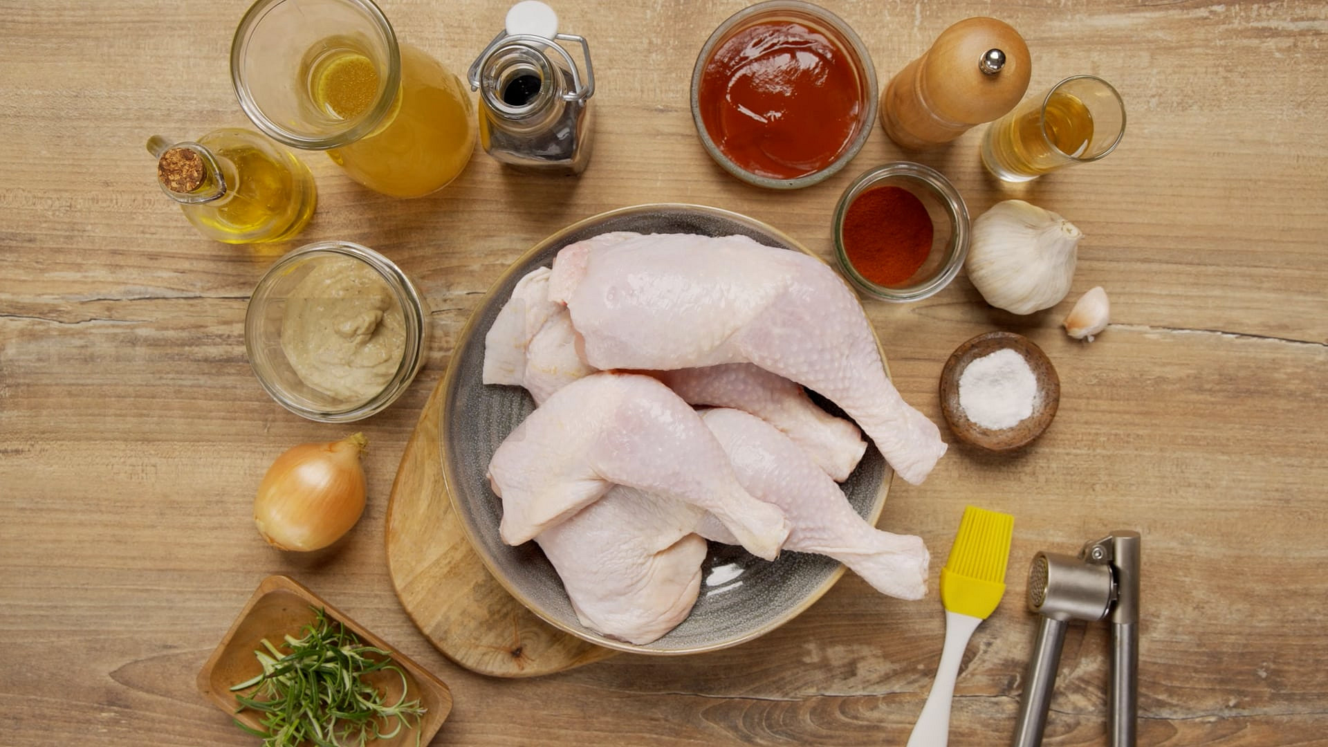 jak vyudit kuřecí stehna v domácí udírně? poradíme, jak maso naložit i vyudit