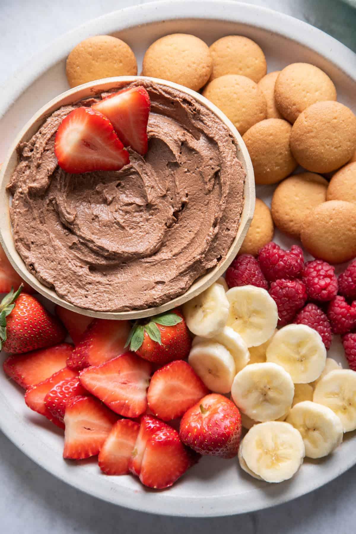 Swap your PB&J for this sweet and savory dip with a side of your favorite fruit. (via <a href="https://feelgoodfoodie.net/recipe/chocolate-peanut-butter-dip/"><strong>Feel Good Foodie</strong></a>)